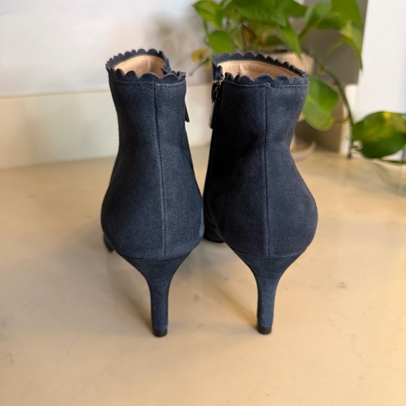 Pelle Moda Yilo Scalloped Bootie - Picture 4 of 7